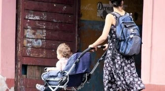 Z dzieckiem na ręku przez miasto