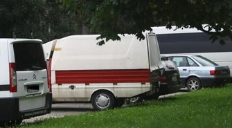 Piotrków: Bawią się i nocują w polonezie