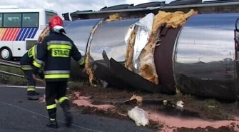 Wywrócona cysterna - utrudnienia w ruchu