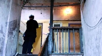 Wilgoć, smród i larwy pod żyrandolem