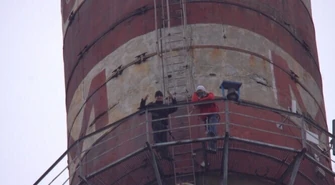 Tomaszów: Weszli na komin i obrażali przechodniów