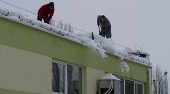 Uwaga na sople zwisające z dachu