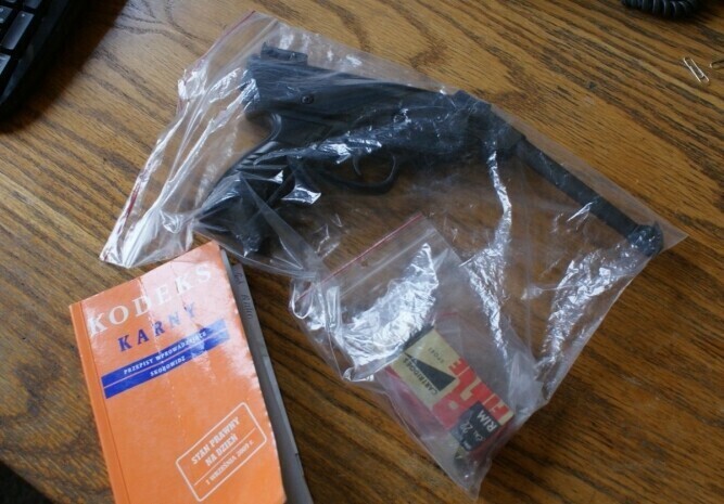 Bełchatów 81-latek strzelał w okna znajomej