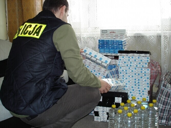 Piotrków Nielegalne papierosy w bagażniku