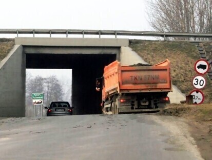 Wielkie ciężarówki rozjeżdżają Michałów