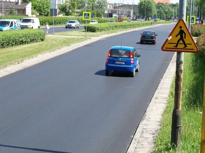 Asfalt już dawno wylany pasów brak