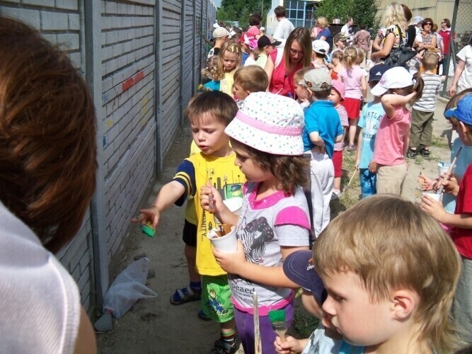 Setki rąk malowały płot w schronisku