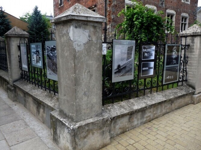 Piotrków Jest Galeria na płocie