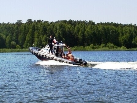 Zalew Sulejowski Policjanci uratowali cztery osoby
