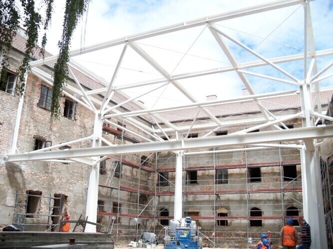 CIkD Metalowa konstrukcja już na dziedzińcu