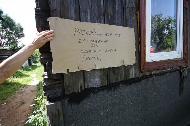 Lokatorzy drewniaka chcą nowych mieszkań