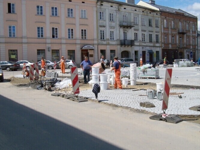Piotrków Skradł kostkę z placu Czarnieckiego