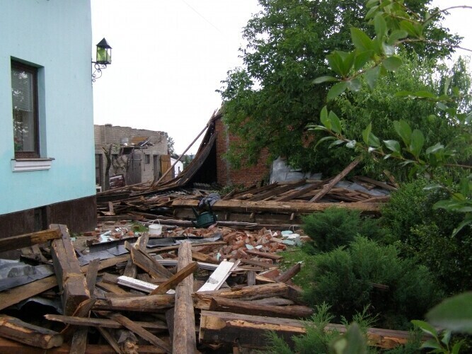 Więźniowie pomagają usuwać szkody