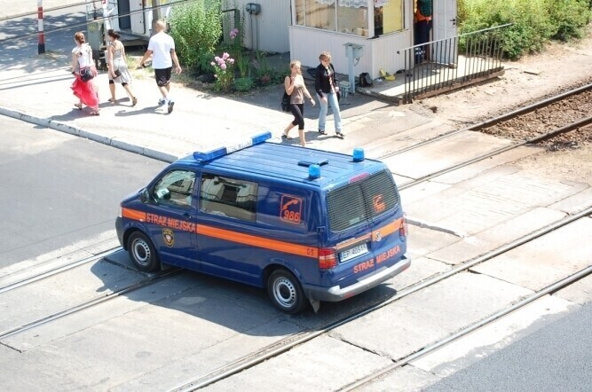 Uciekał strażnikom uderzył w znak drogowy