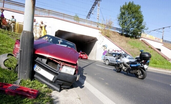 Al. Piłsudskiego Fiat wbił się w latarnię