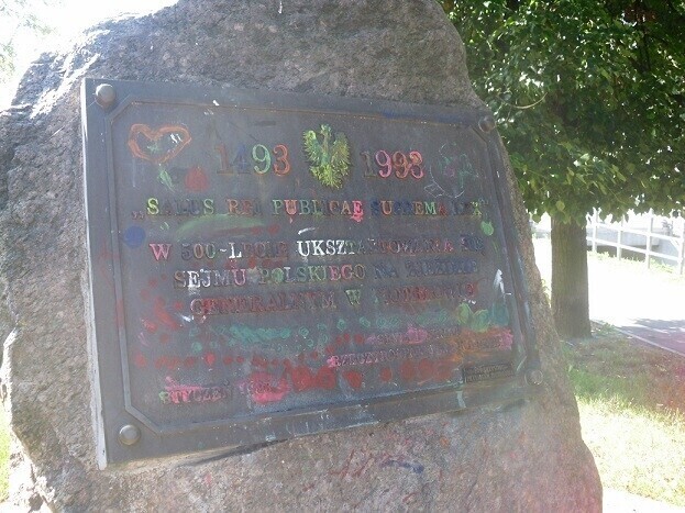 Zdewastowali tablicę pamiątkową koło zamku