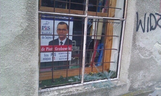 Gorzkowice Zdewastowali punkt informacyjny PiS