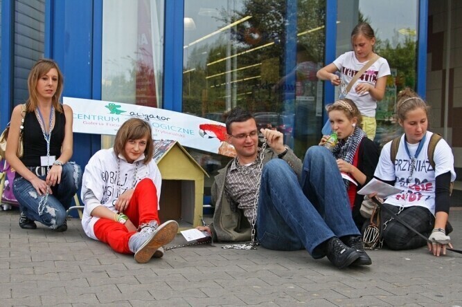 Happening Radny też przykuł się łańcuchem