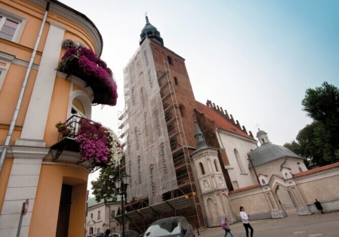 Piotrków Trwa remont wieży kościoła farnego