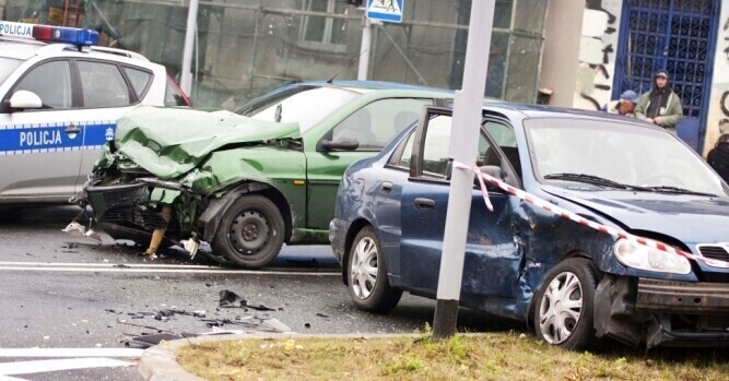 Obaj kierowcy myśleli że jadą na zielonym
