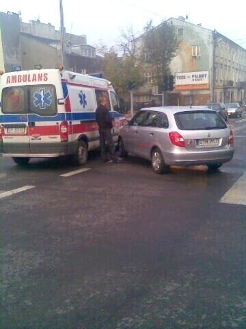 Nie usłyszał pędzącej karetki doszło do wypadku