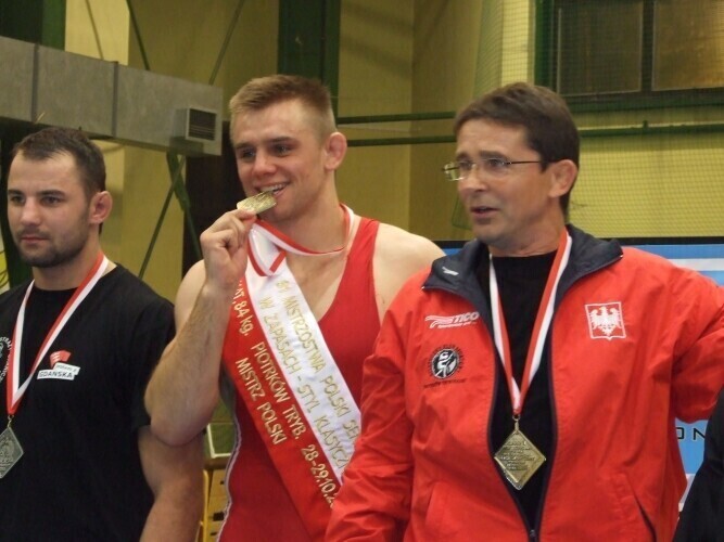 Osiem medali zapaśników AKS złoto Jaworskiego