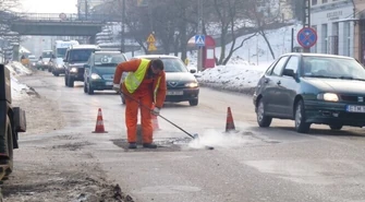 Jeszcze zima, a oni już łatają dziury