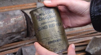 Puszki z Ameryki na dachu dworca w Piotrkowie