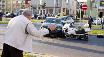 Wypadek na skrzyżowaniu: Policjant w szpitalu