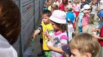 Setki rąk malowały płot w schronisku