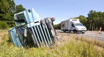 Scania wylądowała w rowie - kierowca trzeźwy