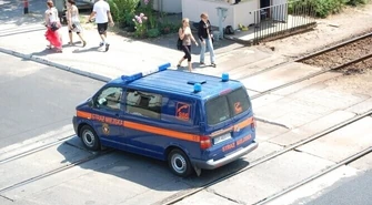 Uciekał strażnikom, uderzył w znak drogowy