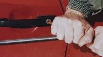 “Na antenę”, “na żywioł”, z pomocą elektroniki – czyli o kradzieży aut w Piotrkowie