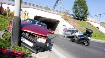 Al. Piłsudskiego: Fiat wbił się w latarnię