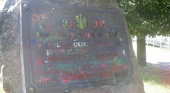 Zdewastowali tablicę pamiątkową koło zamku