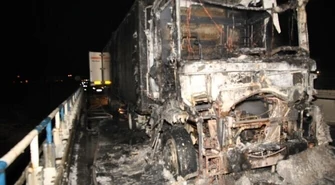 TIR spłonął na drodze – kierowca cały i zdrowy