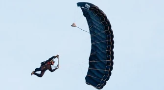 Lotnisko zamieniło się w poligon wojskowy