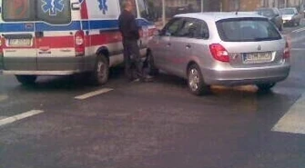 Nie usłyszał pędzącej karetki – doszło do wypadku