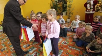 Marek Mazur wręczył prezenty przedszkolakom