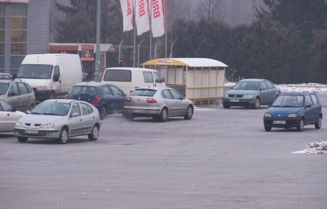 Na parkingu supermarketu urządzają wyścigi