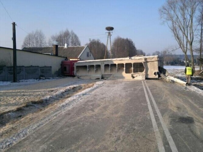 Region TIR uderzył w przydrożny budynek