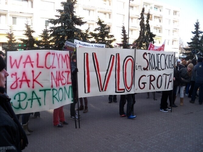 IV LO nie opuszczą manifestacja przed UM
