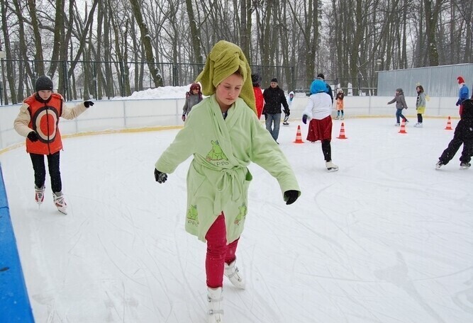 Konkursy i karnawałowa zabawa na lodowisku