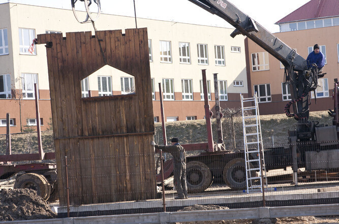 Piotrków Stawiają już ściany nowej kaplicy