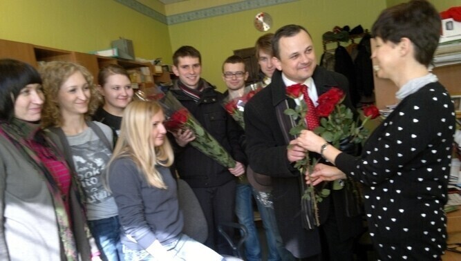 Poseł Ostrowski rozdaje kwiaty na Dzień Kobiet
