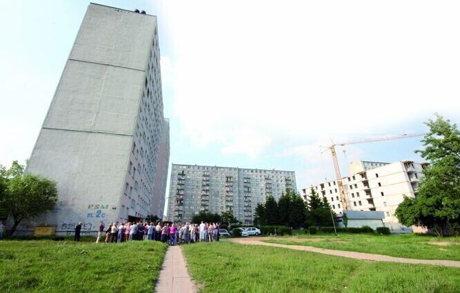 Sprzedają działkę żeby wyremontować kamienicę