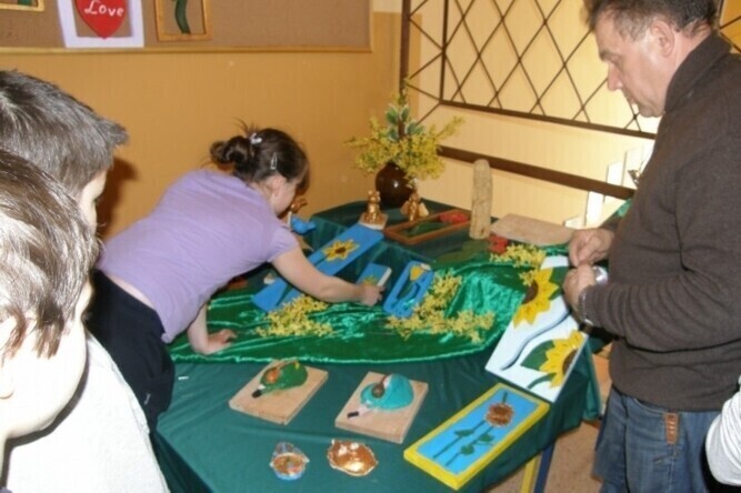 Pokazał im jak rzeźbić