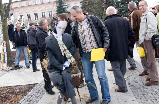 Bełchatów Pokazali prezydentowi żółtą kartkę