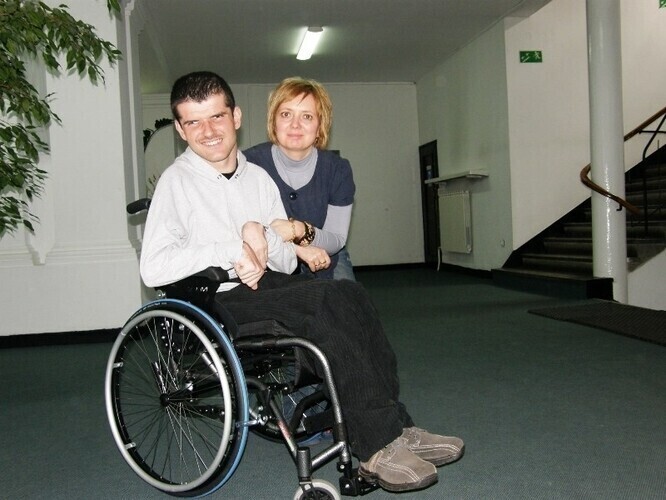 Za nakrętki kupili wózek dla Łukasza