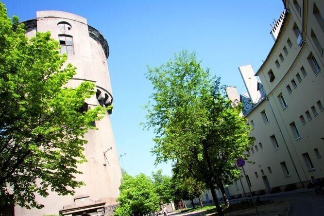 Wieża ciśnień sypie się ludziom na głowy